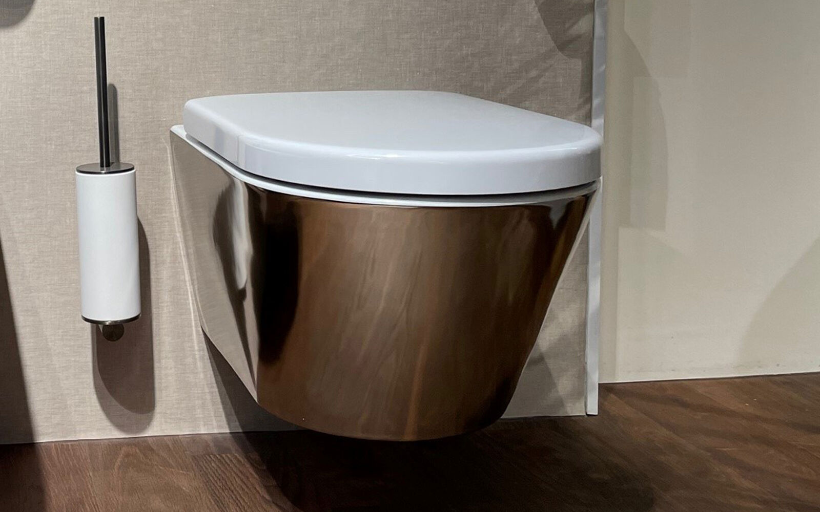 Goldiges WC mit weissem Deckel und weisser WC B&uuml;rstenhalter