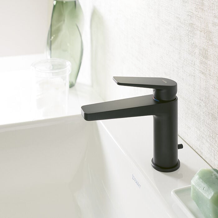 schwarzer wasserhahn