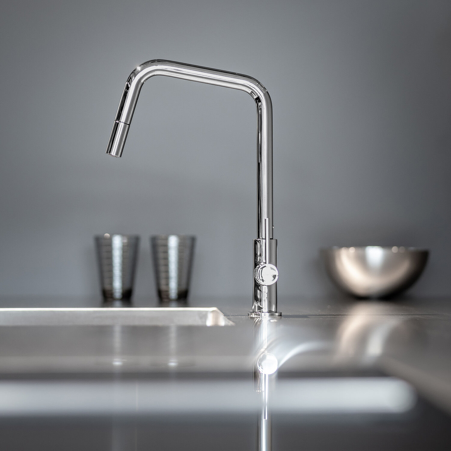 grosser verchromter wasserhahn eckiges modernes design auf edelstahl k&uuml;chenoberfl&auml;che