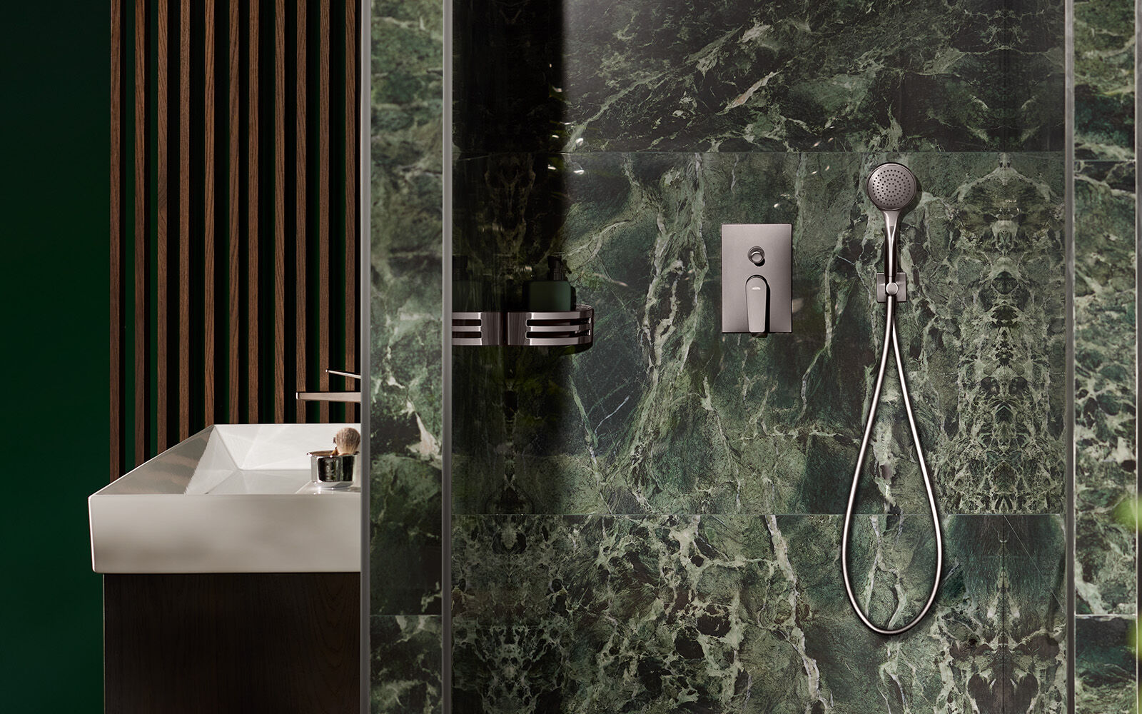 Duscharmatur und kleiner Ausschnitt von Waschtisch