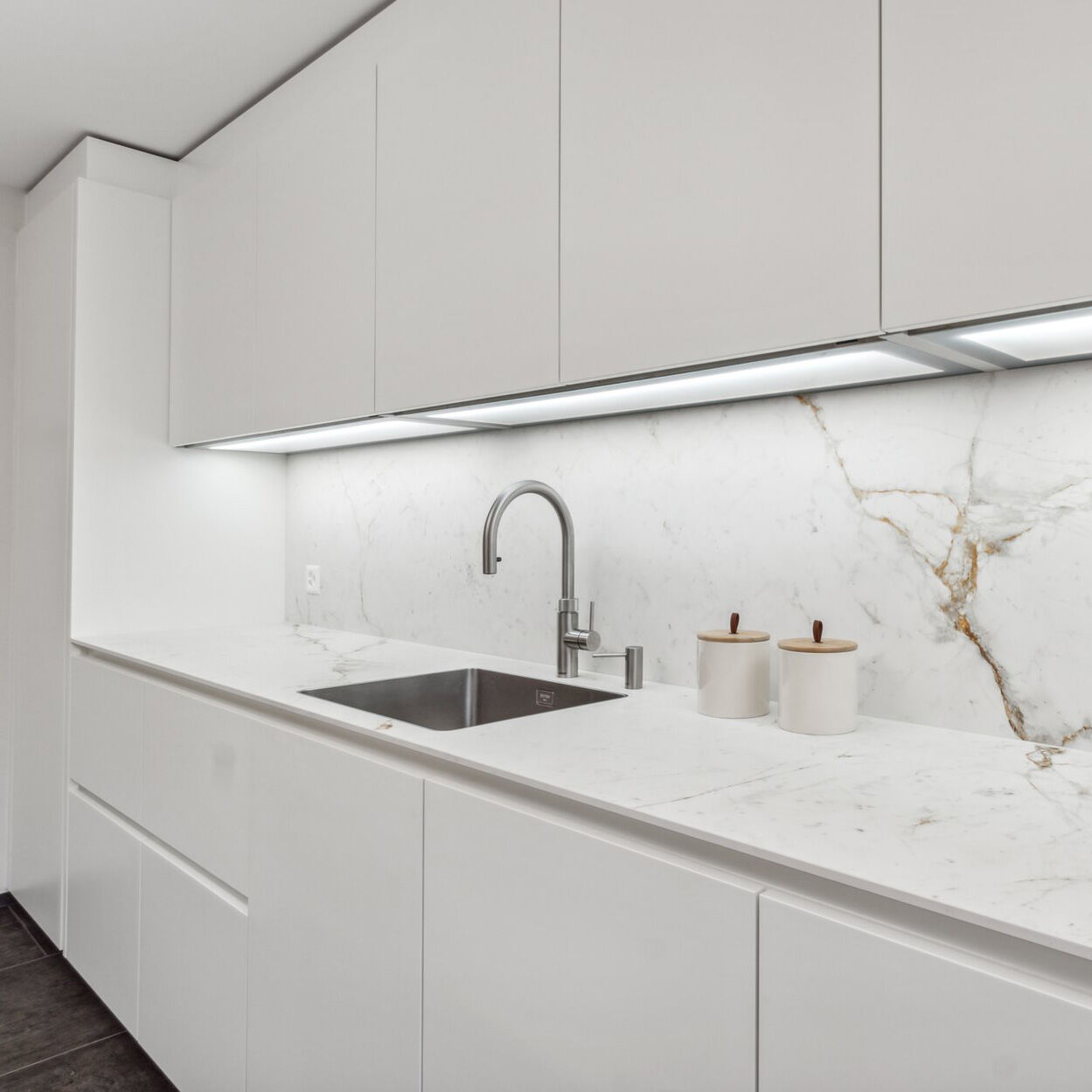 weisse moderne k&uuml;che