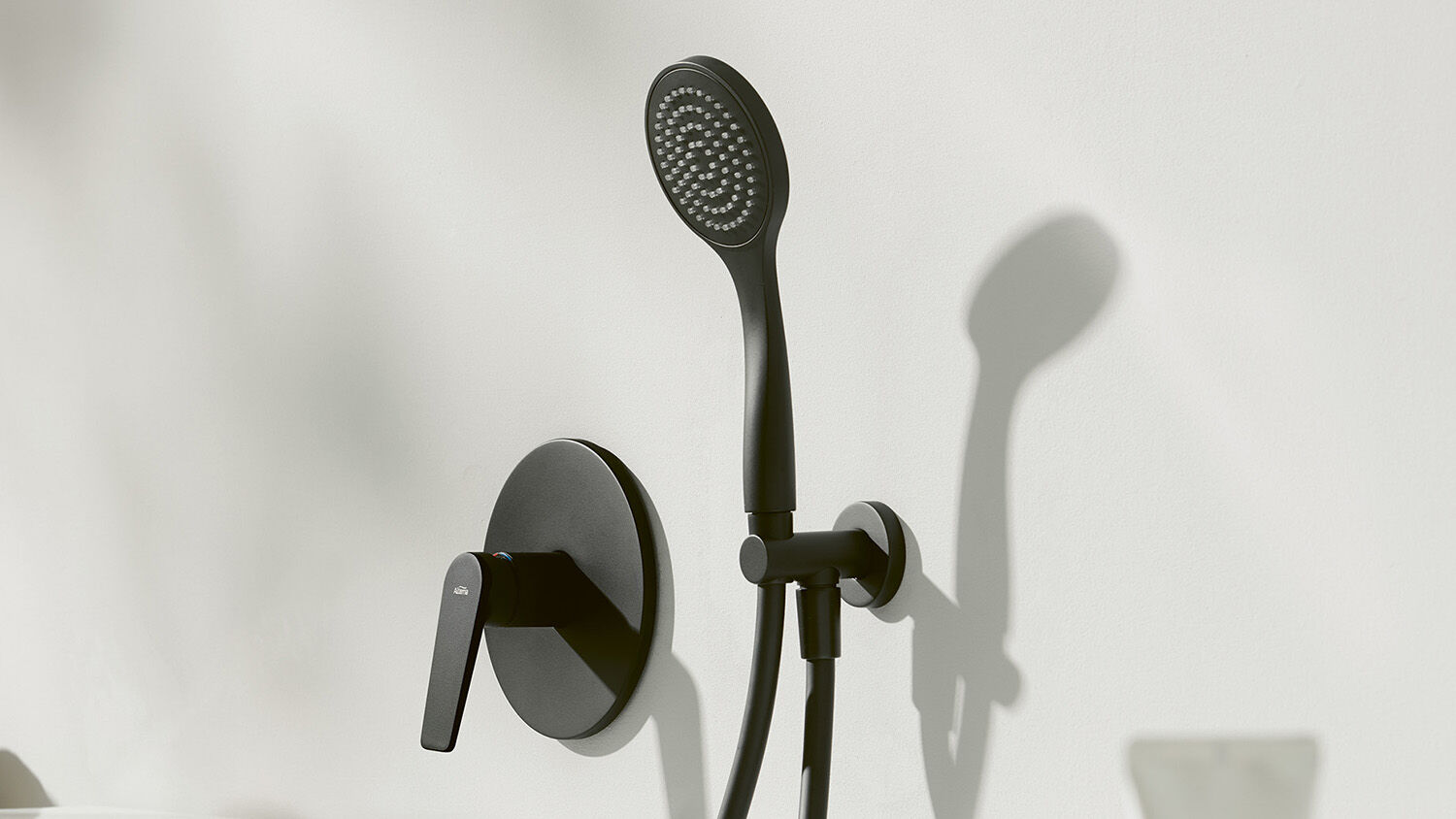 schwarze handbrause und duscharmatur