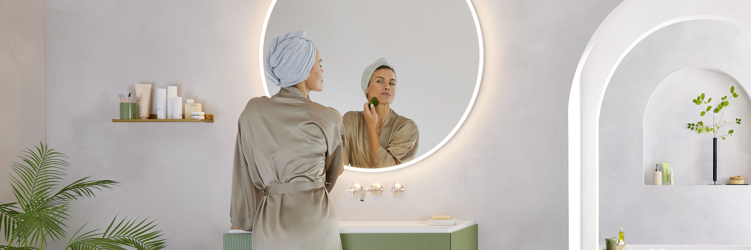 weisse bad spiegel frau schminkt sich