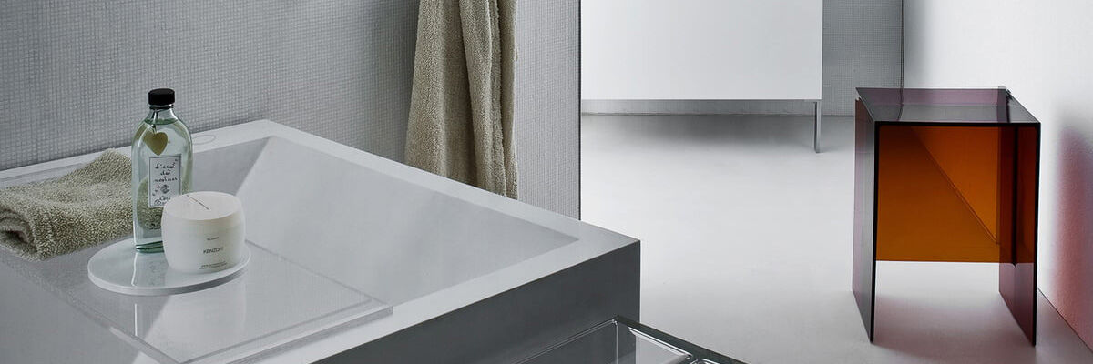 moderne eckige badewanne brauner plastikhocker