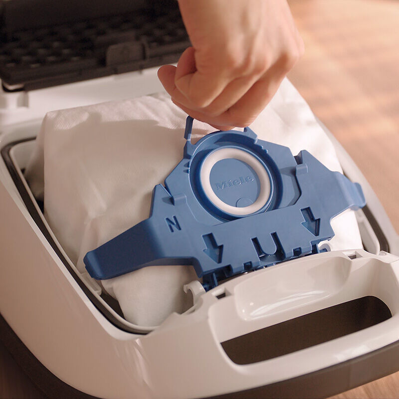 hand entfernt staubsauger beutel aus staubsauger