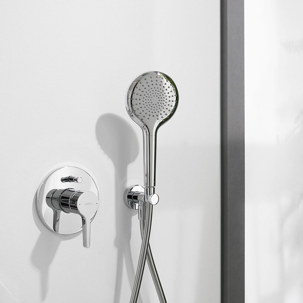 moderne duschbrause und armatur verchromt rundes design