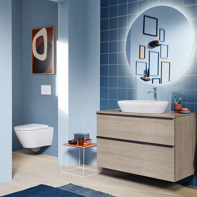 blaues bad mit modernem wc und waschtisch und geometrischem dekor