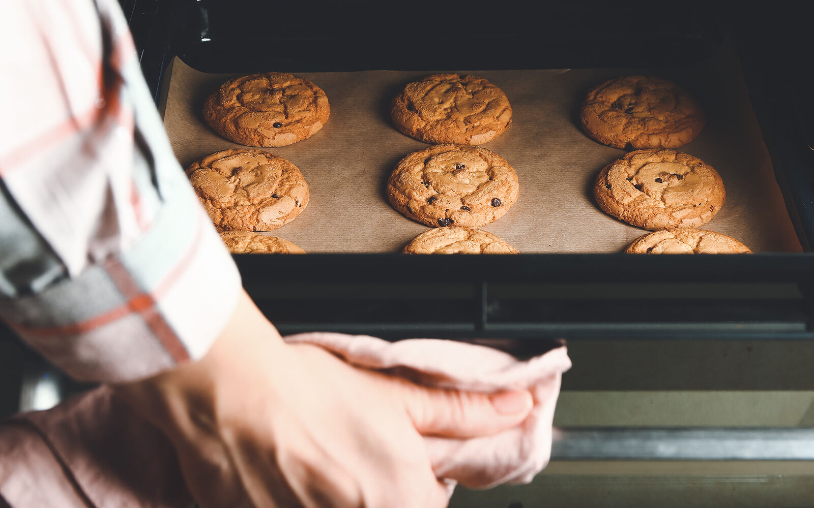 Backblech in den Ofen schieben