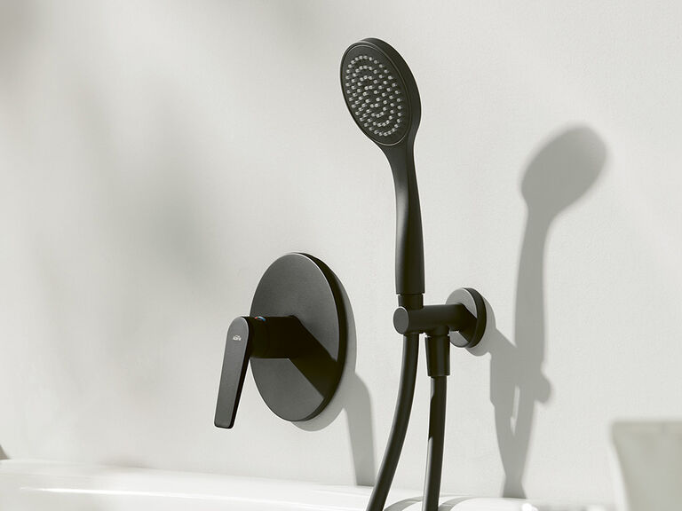 Matt schwarze Duschbrause und Armatur
