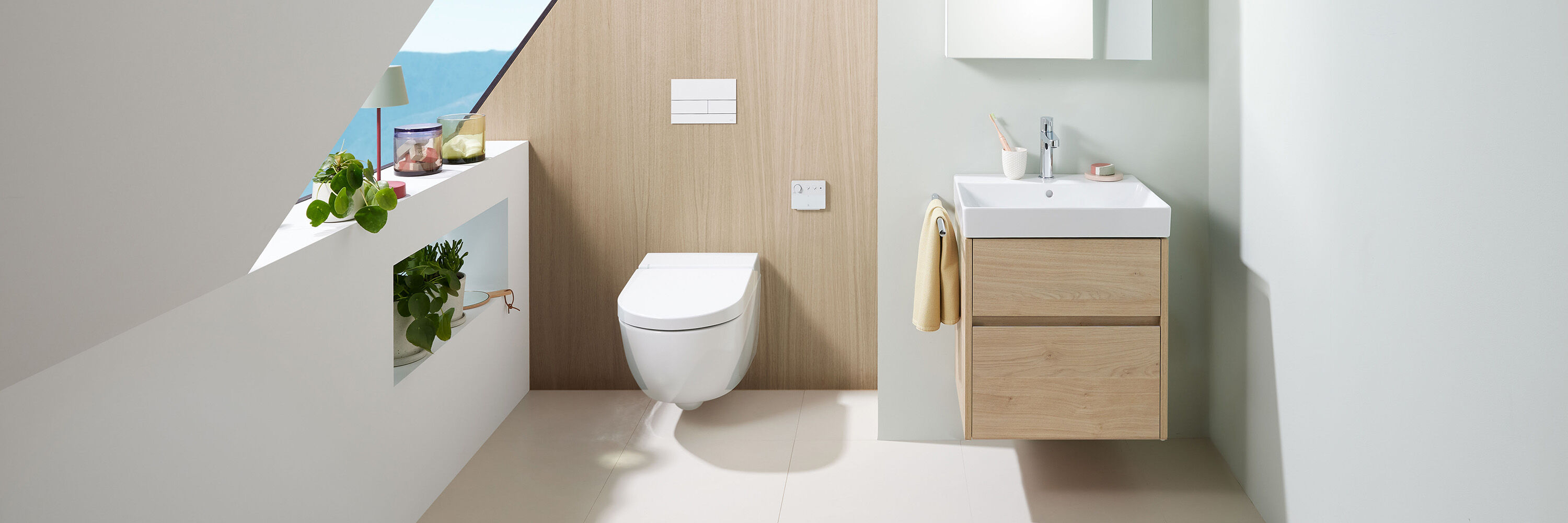 modernes badezimmer mit wc und holz-badm&ouml;beln und eckigem waschtisch