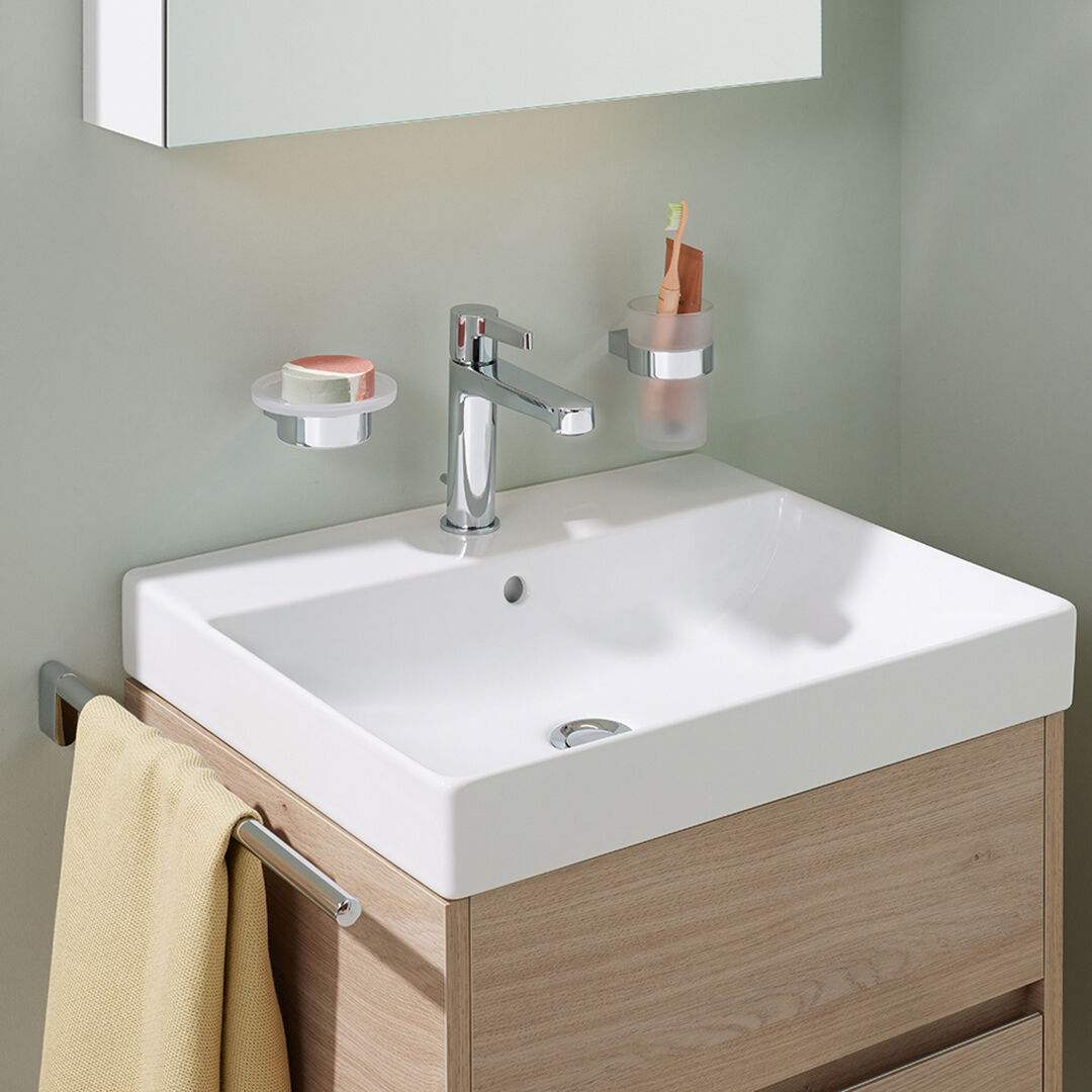 eckiges waschbecken mit zahnglas und seifenhalter und holzm&ouml;bel