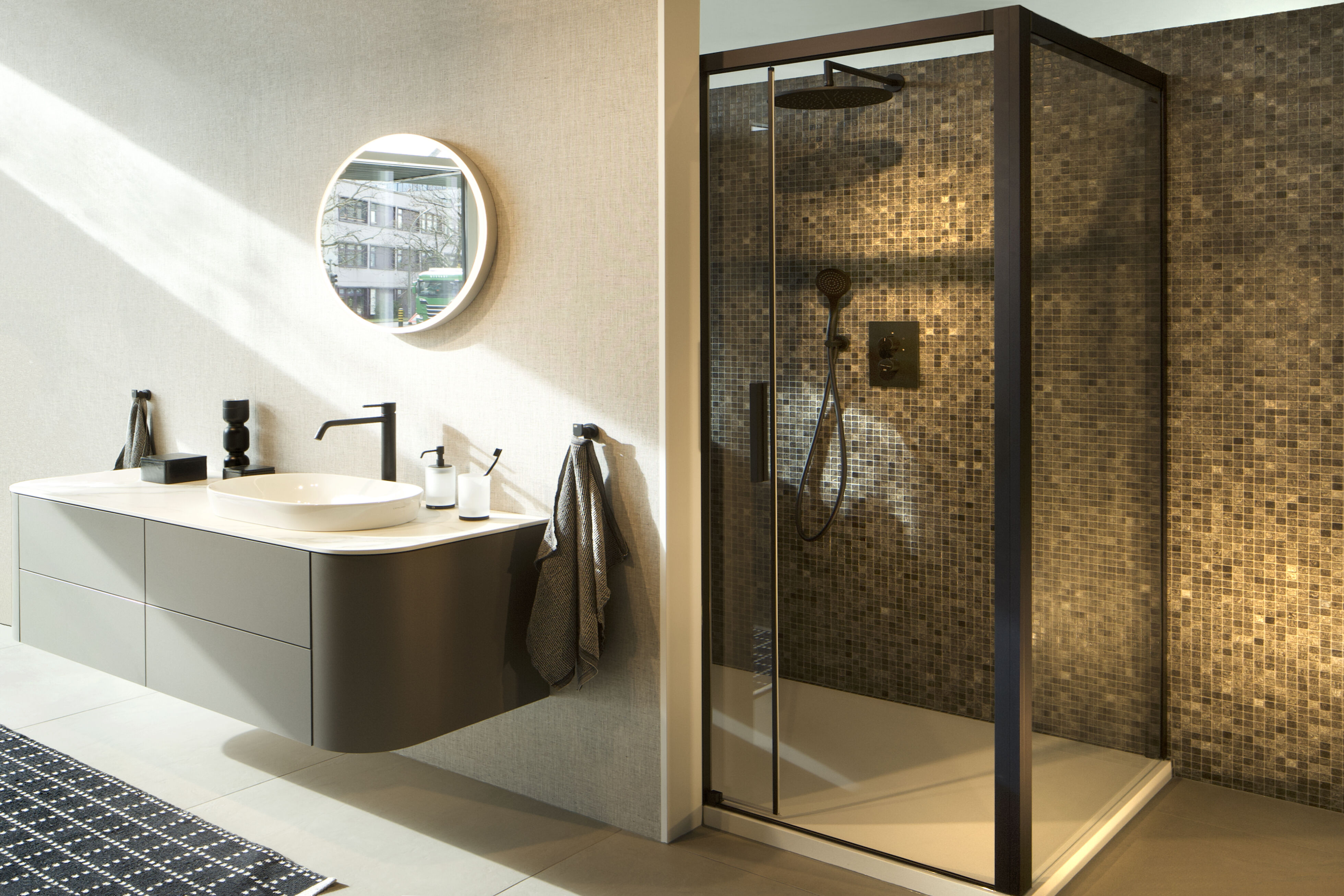 Braun beiges badzimmer mit gepl&auml;ttelter dusche und schwarzer armatur