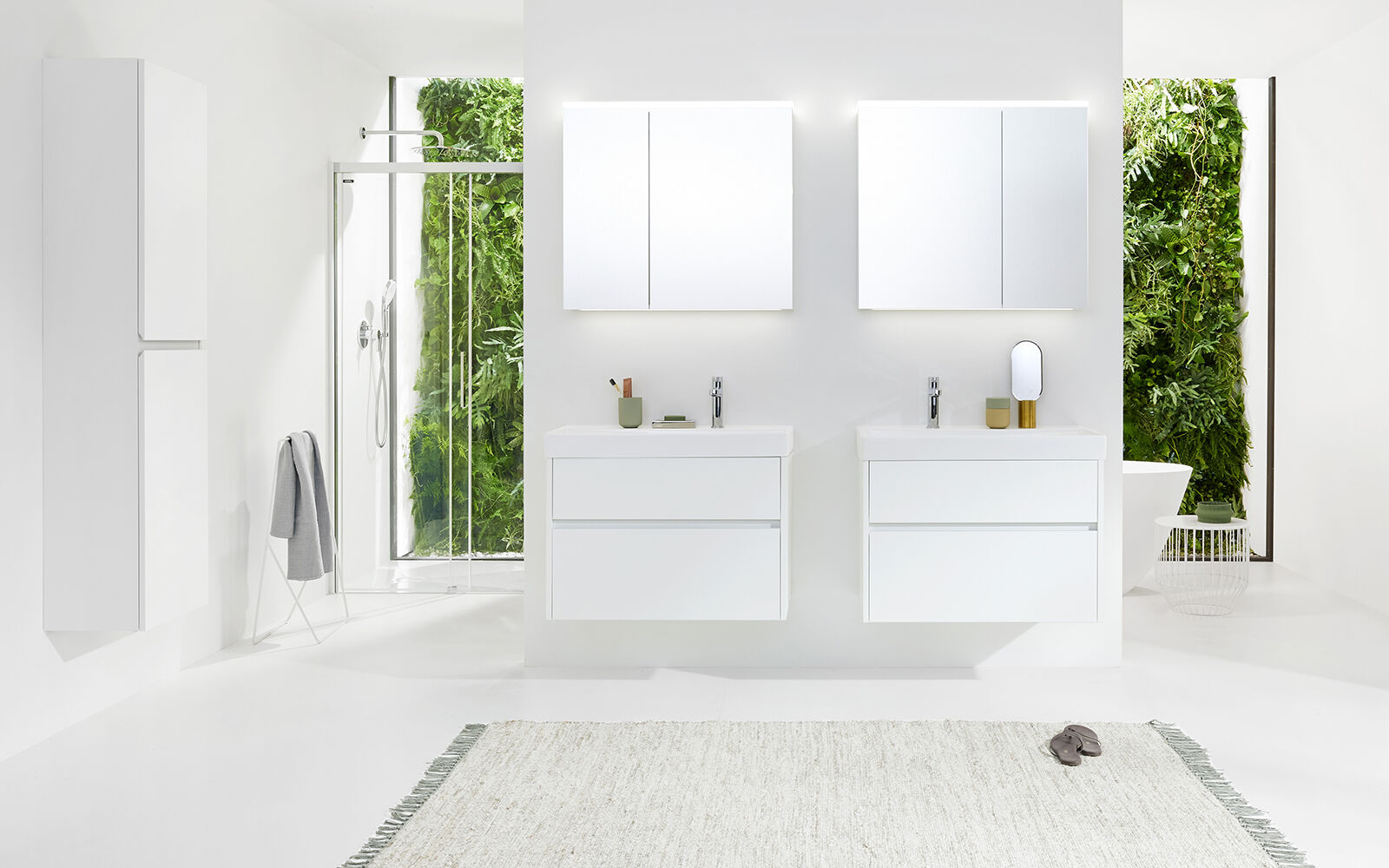 Badezimmer mit Dusche und Waschtisch