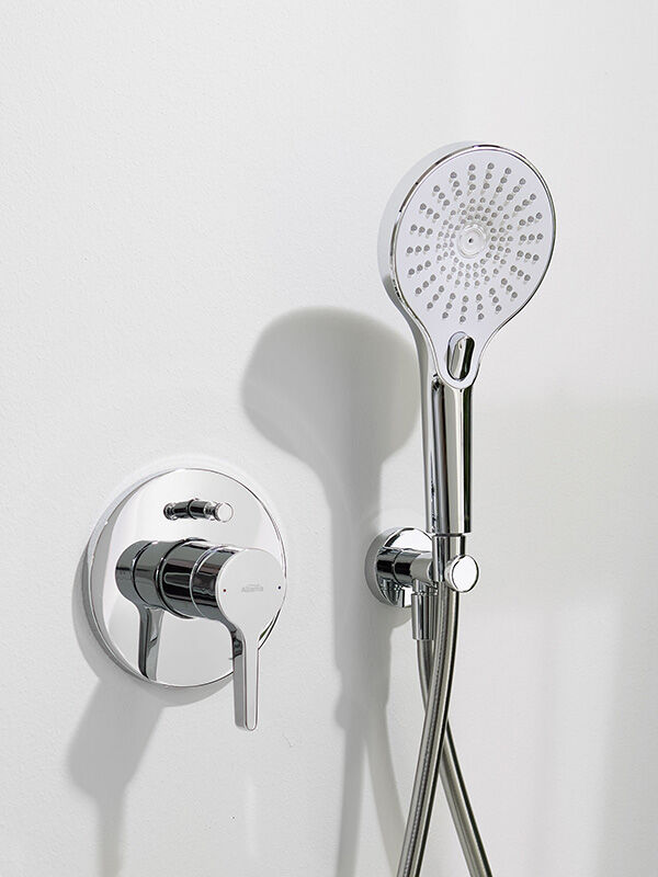 verchrome  duschbrause mit verschiedenen strahlarten und armatur