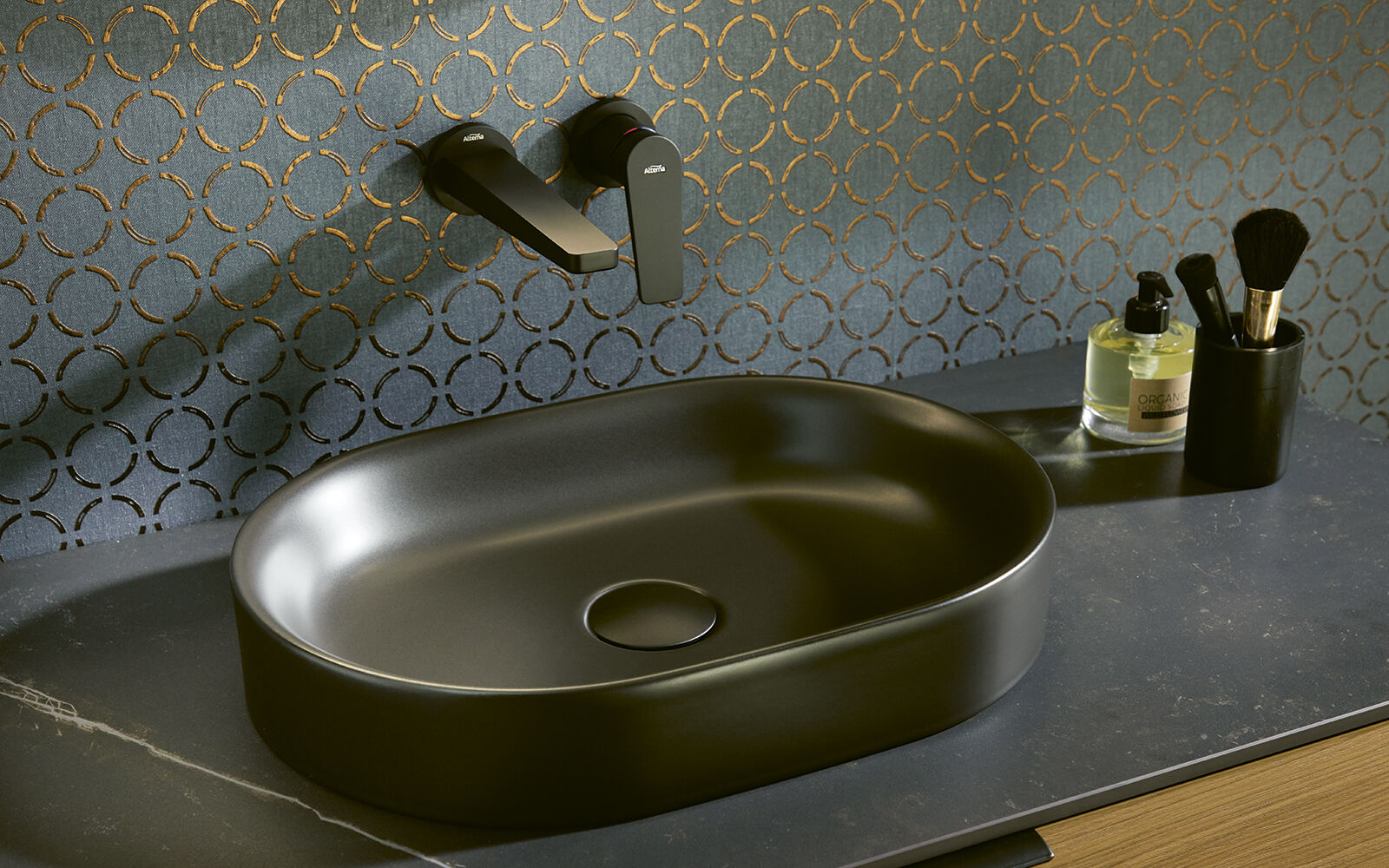 Dunkles Badezimmerm&ouml;bel mit schwarzem Griff