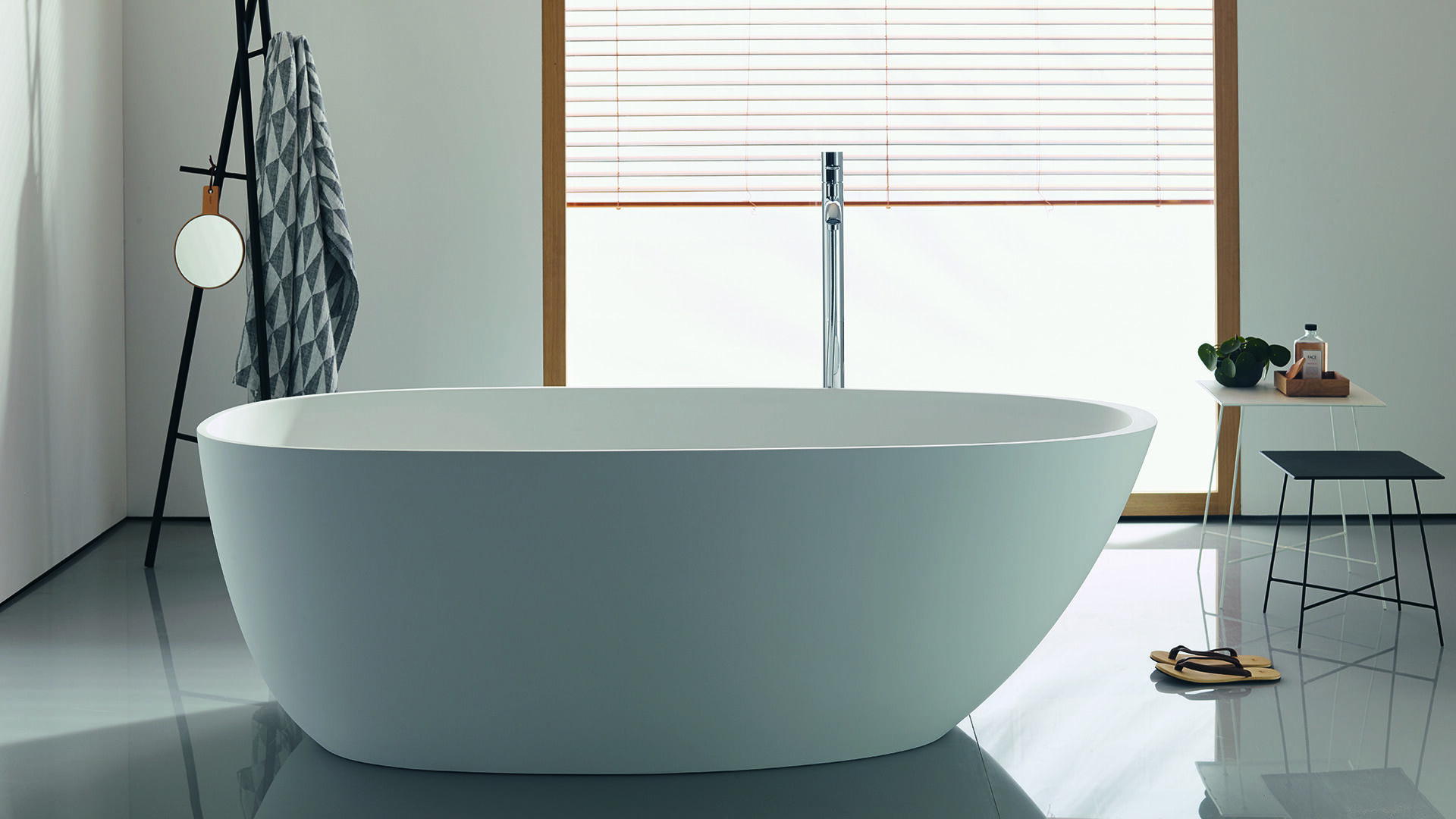 weisse badewanne minimalistisches bad