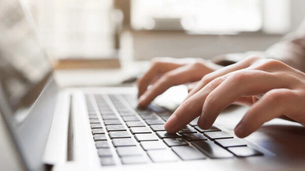 finger tippen auf tasten von laptop