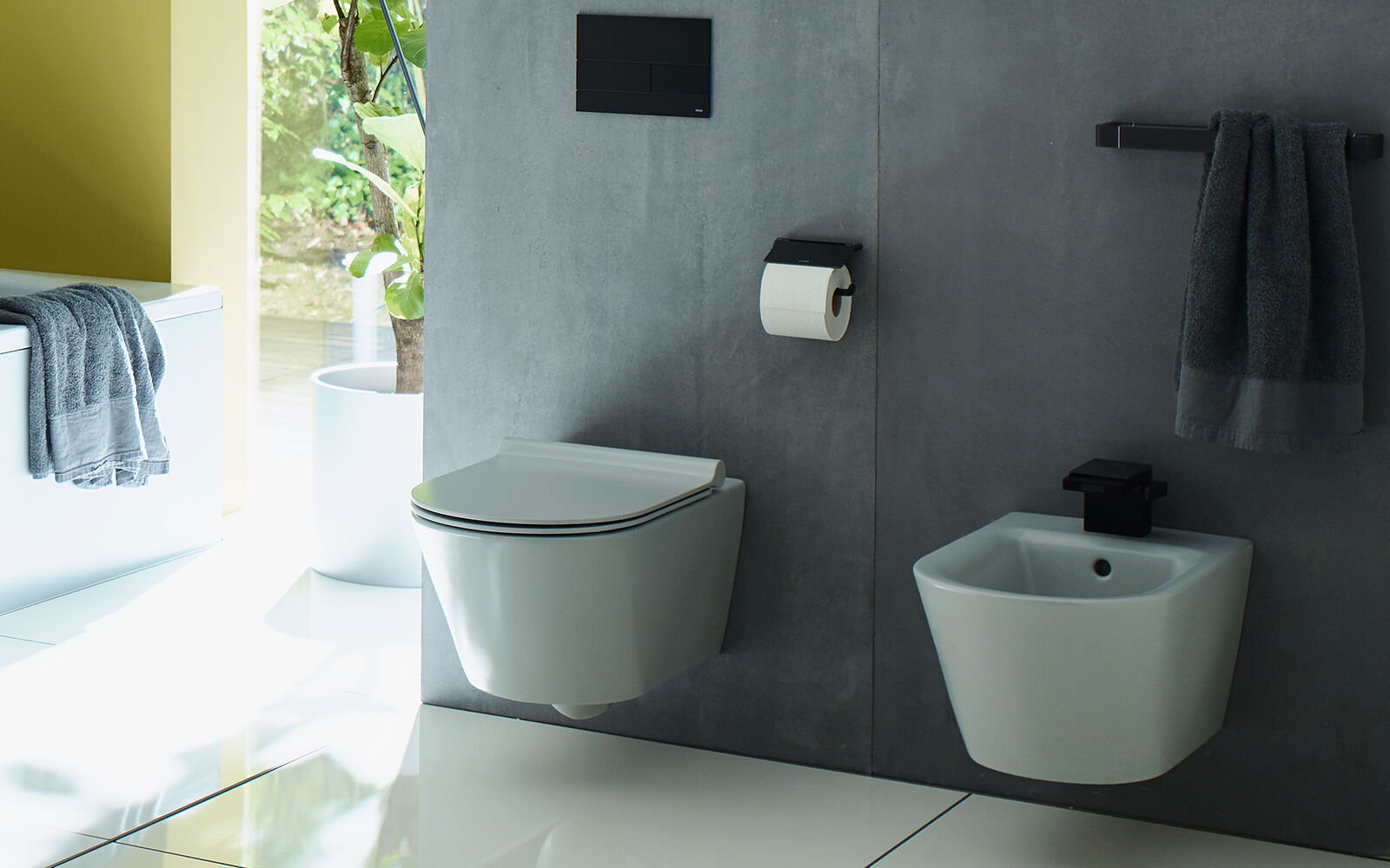 WC und Bidet in Grau